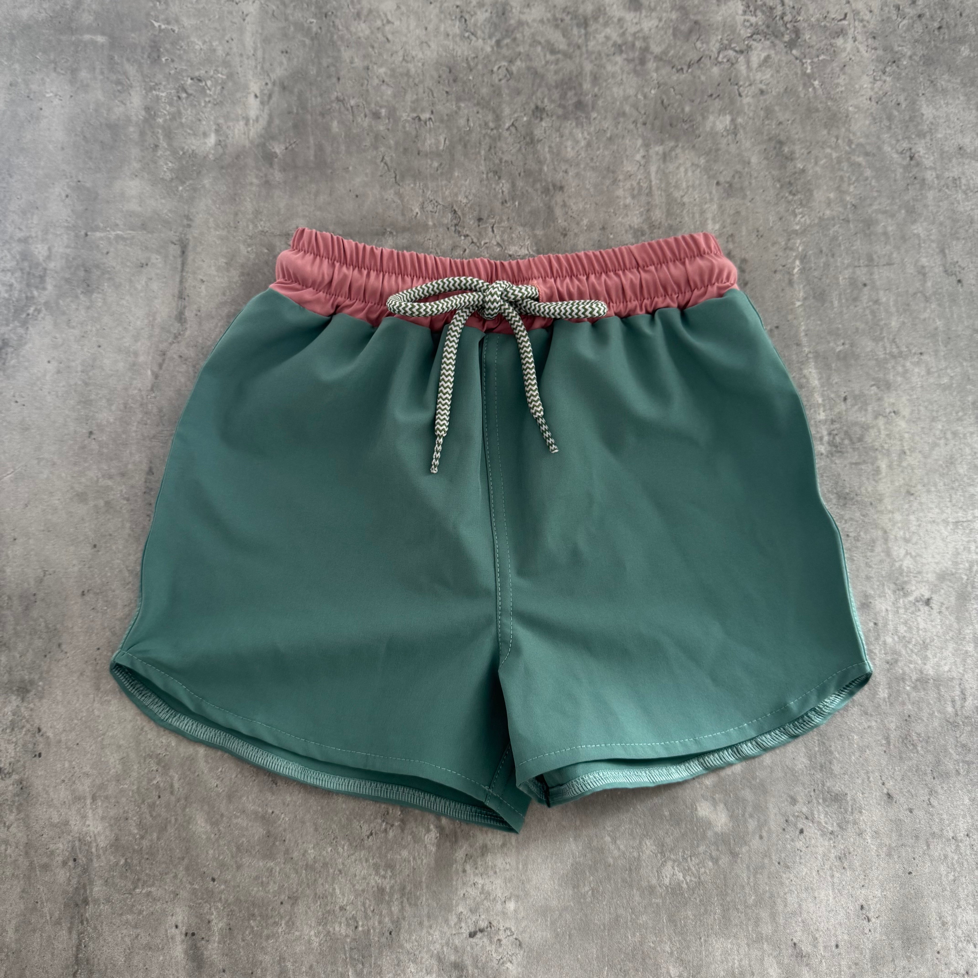 Short Bali niño verde cemento con palo rosa