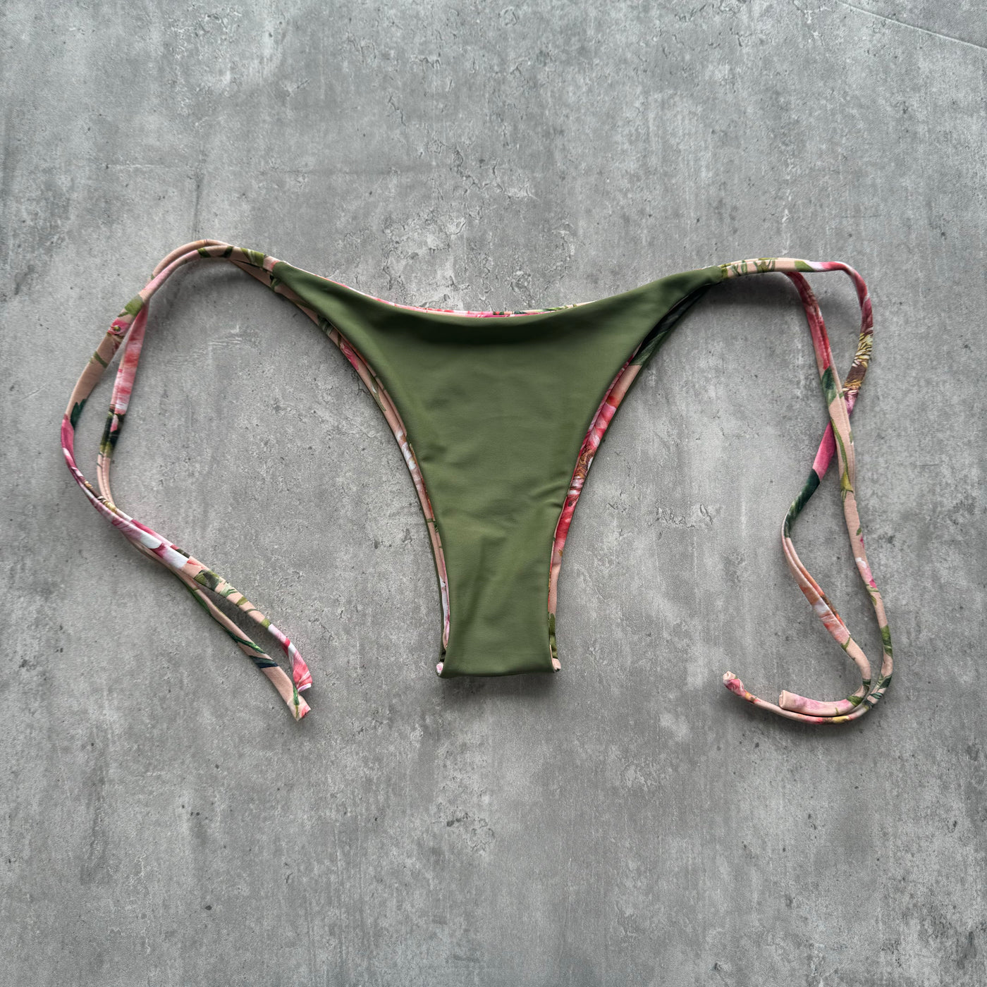 Bottom totoritas flores rosadas reversible a verde olivo